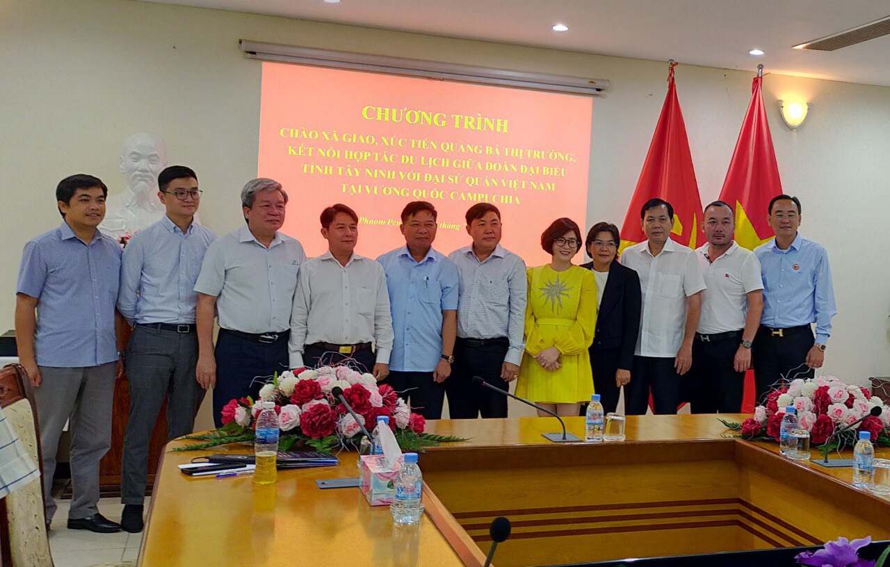 Đoàn công tác Sở VHTTDL Tây Ninh chào xã giao và chụp ảnh lưu niệm tại Đại sứ quán Việt Nam tại Campuchia
